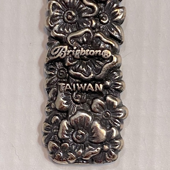 VNTG Brighton LOLA Floral Embossed Silver Cross Magnet - Picture 2 of 5